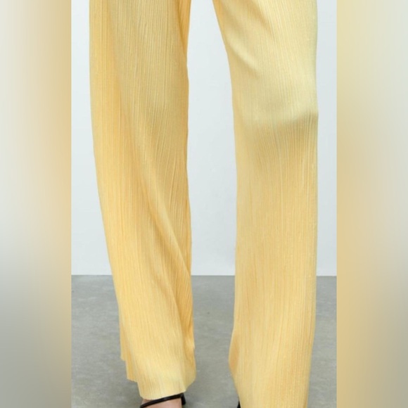 NWT Pleated Stretchy Zara Pants in Soft Buttery Yellow Sz - Picture 2 of 7